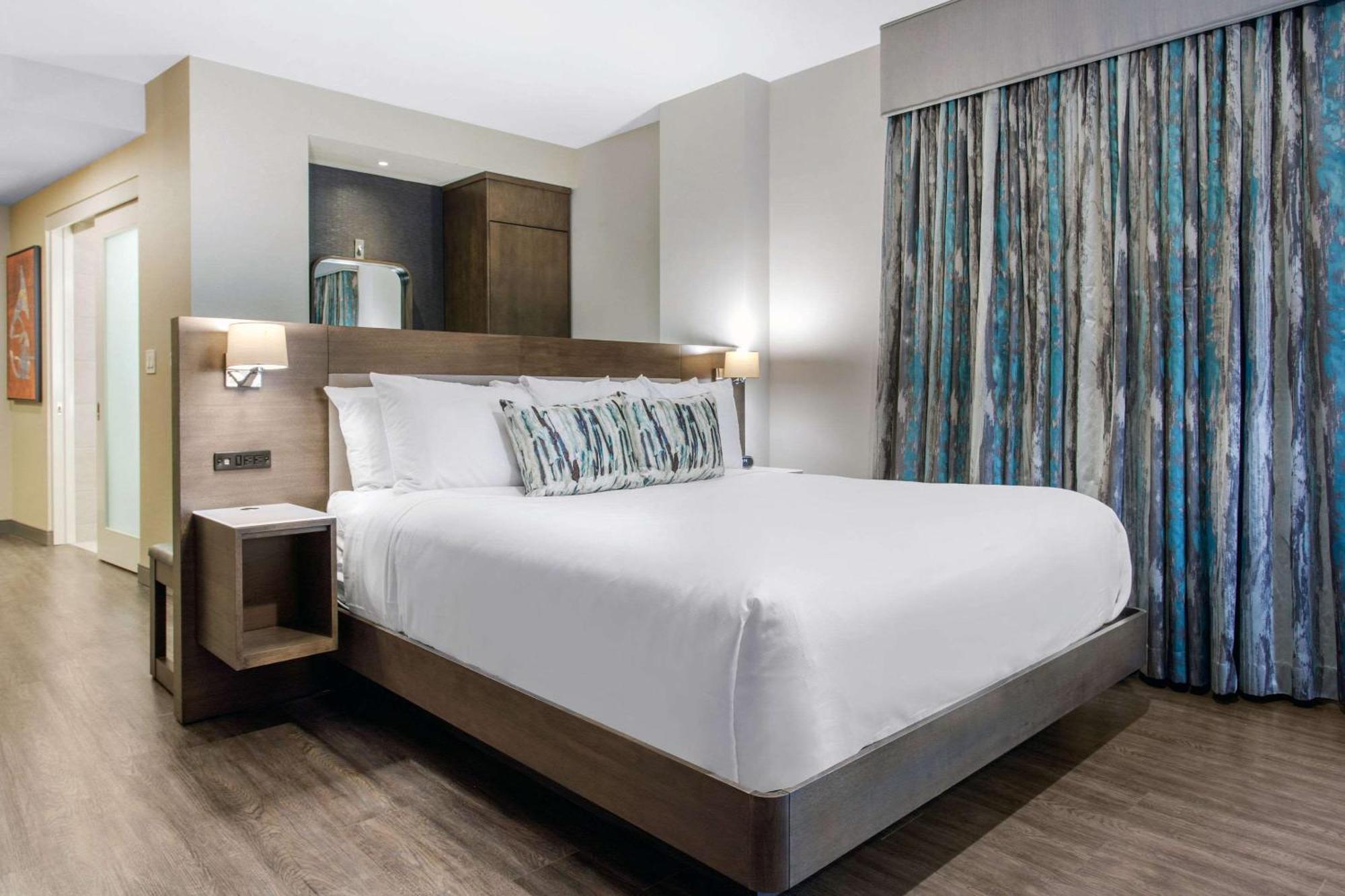 Cambria Hotel Philadelphia Downtown Center City Exterior photo